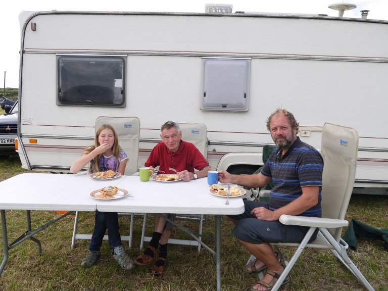 Having dinner - Travellingminstrel#