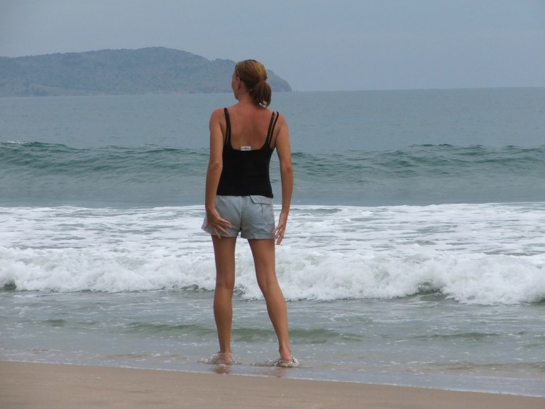 Mum on Mu nai beach - Travellingminstrel #